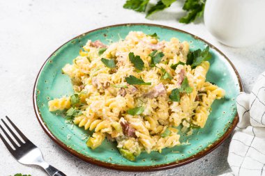 Makarna carbonara kabak zanaat plaka üzerinde beyaz ile. 