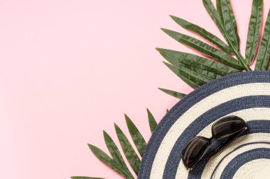 Palmiye yaprakları ve şapka ile yaz tatil tatil arka plan.