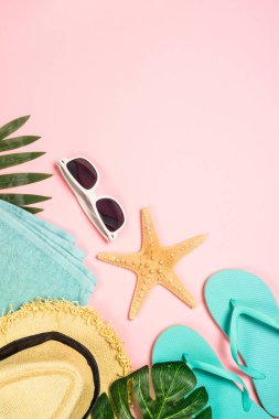 Yaz düz arka plan pembe üzerinde yatıyordu..