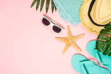 Yaz düz arka plan pembe üzerinde yatıyordu..