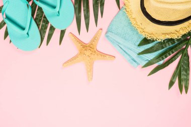 Yaz düz arka plan pembe üzerinde yatıyordu..