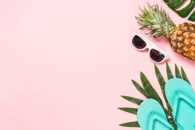 Yaz düz arka plan pembe üzerinde yatıyordu..