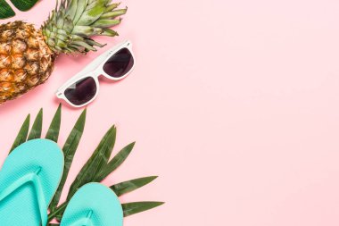 Yaz düz arka plan pembe üzerinde yatıyordu..