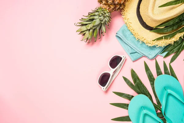 Yaz düz arka plan pembe üzerinde yatıyordu..