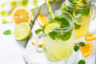 Limonata, mojito ve beyaz turuncu limonata.