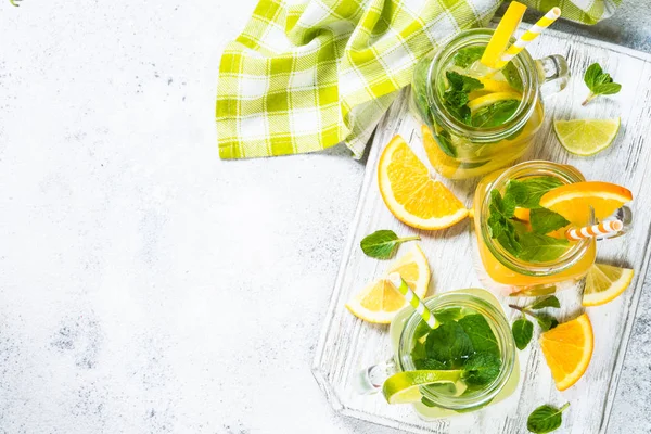 Limonada, mojito y limonada naranja sobre blanco . —  Fotos de Stock