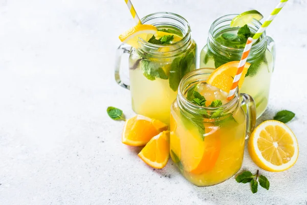 Limonada, mojito y limonada naranja sobre blanco . —  Fotos de Stock