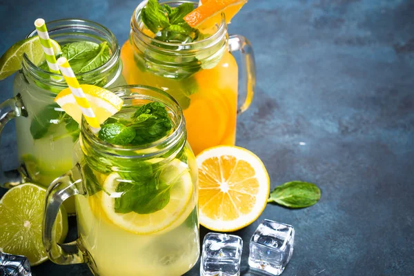 Лимонад, мохіто та апельсиновий лимонад на білому . — стокове фото