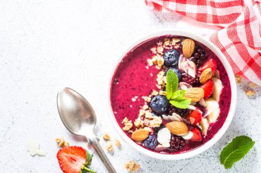 Taze meyveler, fındık ve gevrek Smoothie kaseden.