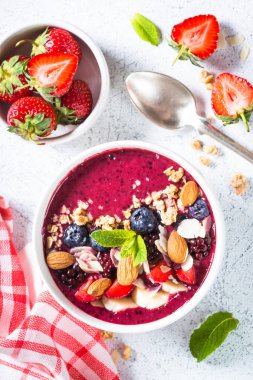 Taze meyveler, fındık ve gevrek Smoothie kaseden.