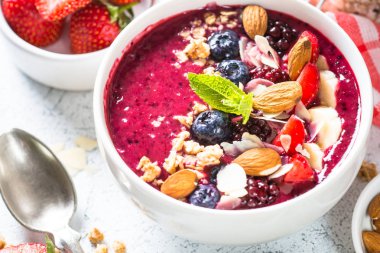 Taze meyveler, fındık ve gevrek Smoothie kaseden.