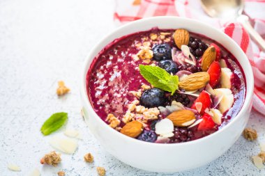 Taze meyveler, fındık ve gevrek Smoothie kaseden.