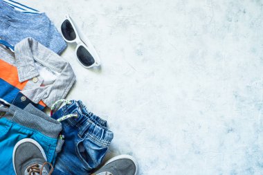 Çocuk giyim - kot pantolon, polo ve spor ayakkabı üstten görünüm.