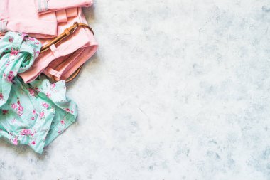 Pembe pantolon ve bluz düz.