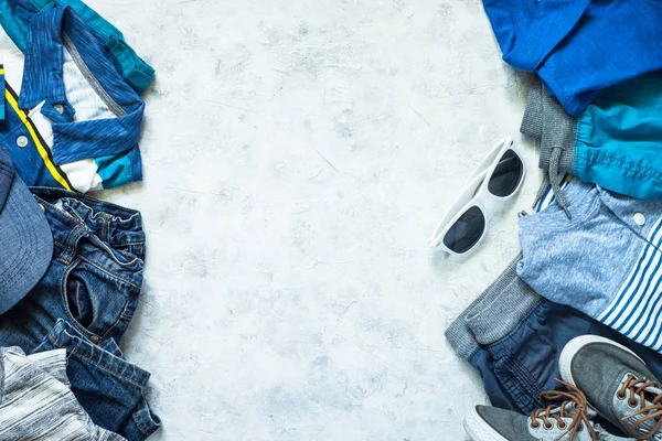 Roupas infantis - jeans, polo e tênis vista superior . — Fotografia de Stock