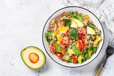Quinoa salata beyaz üzerine taze sebze ile.