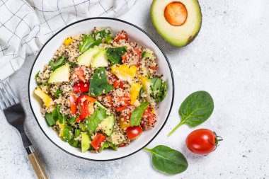 Quinoa salata beyaz üzerine taze sebze ile.