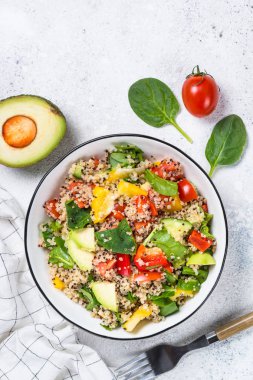 Quinoa salata beyaz üzerine taze sebze ile.