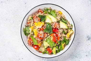 Quinoa salata beyaz üzerine taze sebze ile.