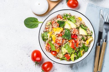 Quinoa salata beyaz üzerine taze sebze ile.