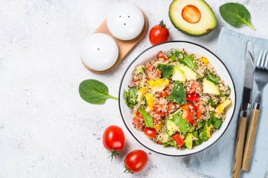 Quinoa salata beyaz üzerine taze sebze ile.