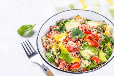 Quinoa salata beyaz üzerine taze sebze ile.