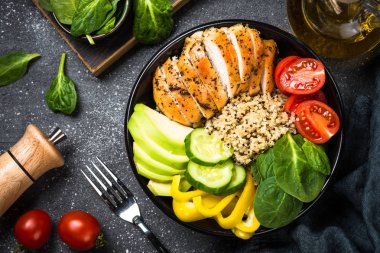 Buda kase quinoa salata tavuk ve sebze siyah.