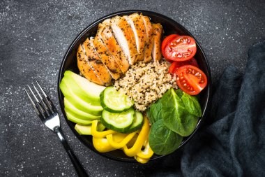 Buda kase quinoa salata tavuk ve sebze siyah.