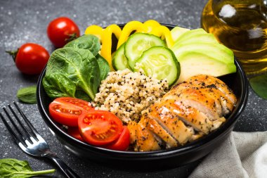Buda kase quinoa salata tavuk ve sebze siyah.
