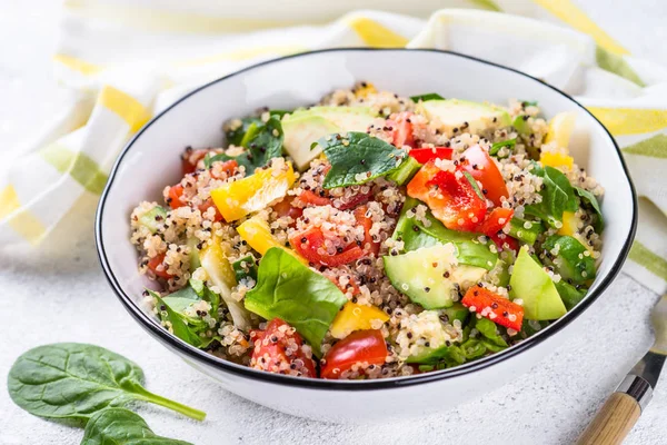 Salada de quinoa com legumes frescos em branco . — Fotografia de Stock