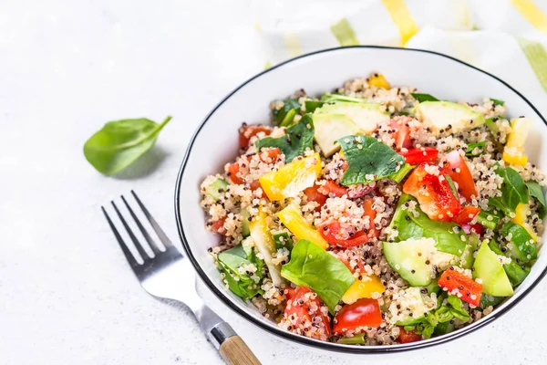 Salade de quinoa aux légumes frais sur fond blanc . — Photo