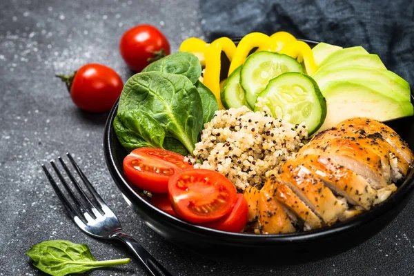 Salada de quinoa de tigela de Buda com frango e legumes em preto . — Fotografia de Stock