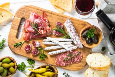 Salam, jamon ve beyaz zeytin ile İtalyan meze.