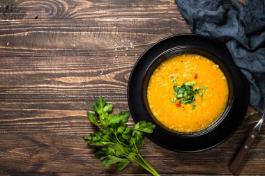 Kırmızı mercimek çorbası manzarası.