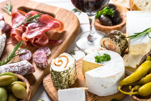 Antipasto delicatessen - carne, queijo e vinho . — Fotografia de Stock