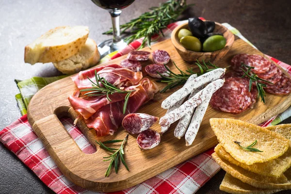 Antipasto salumi affettati, prosciutto, salumi, olive su tavola di legno . — Foto Stock