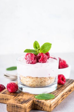 Cam kavanozda ahududu ile pişmiş cheesecake yok.