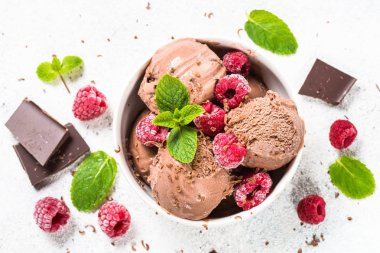 Ahududu ile Çikolatalı dondurma.