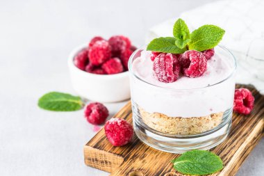 Cam kavanozda ahududu ile pişmiş cheesecake yok.