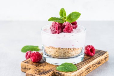 Cam kavanozda ahududu ile pişmiş cheesecake yok.