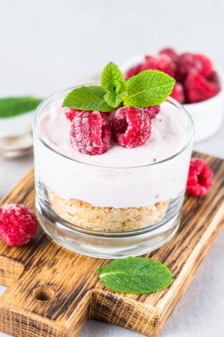 Cam kavanozda ahududu ile pişmiş cheesecake yok.