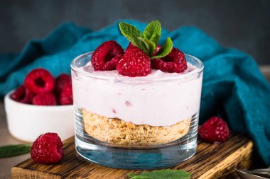 Cam kavanozda ahududu ile pişmiş cheesecake yok.