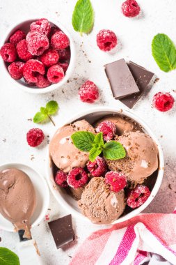 Ahududu ile Çikolatalı dondurma.