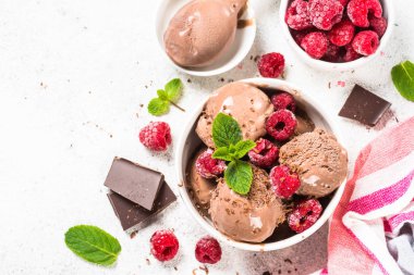 Ahududu ile Çikolatalı dondurma.