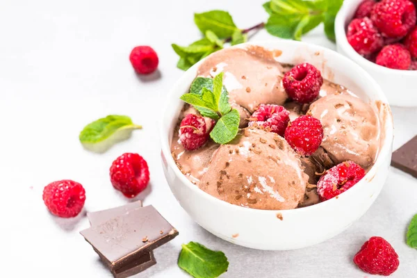 Sorvete de chocolate com framboesas . — Fotografia de Stock