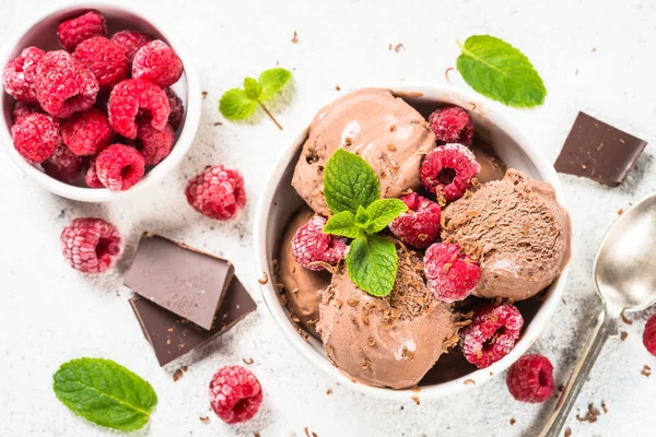 Sorvete de chocolate com framboesas . — Fotografia de Stock