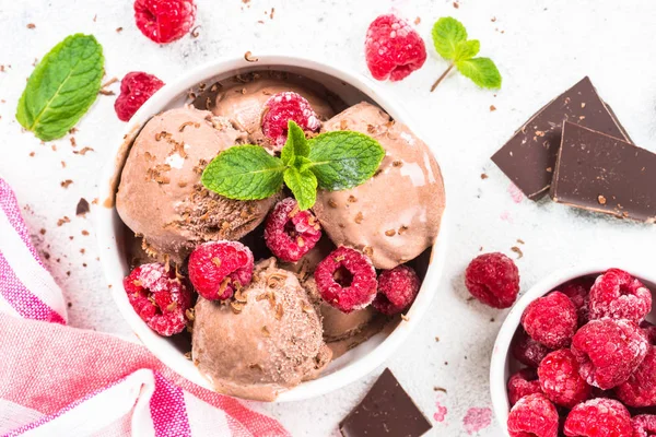 Ahududu ile Çikolatalı dondurma. — Stok fotoğraf