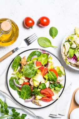 Beyaz üzerinde tavuk ve sebze ile yeşil salata.