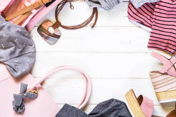 Mujer ropa y accesorios plano lay fondo . — Foto de Stock