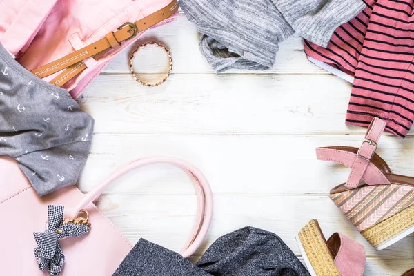 Ropa y accesorios de mujer en colores rosa y gris — Foto de Stock